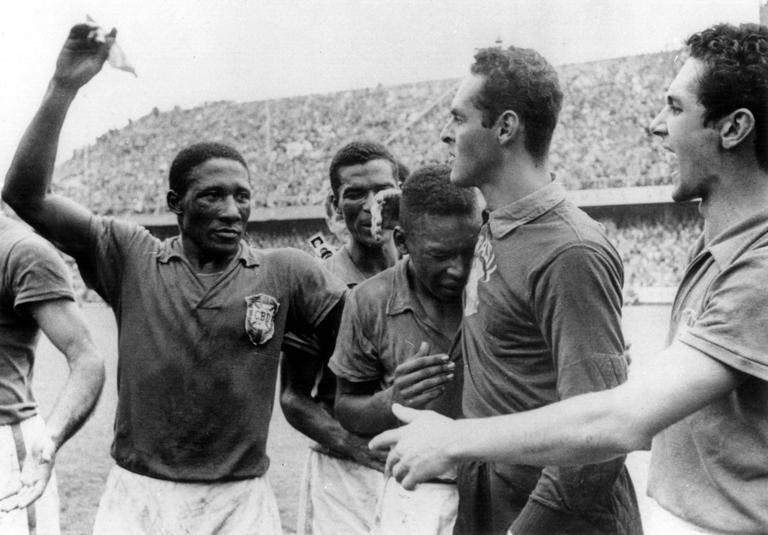 Fu&szlig;ball, WM 1958 in Stockholm, Finale Brasilien  Schweden 5 - 2 Weltmeister Brasilien, v.li.: Djalma Santos, Didi, der Freudentr&auml;nen vergie&szlig;ende Pele, Torwart Gilmar und Orlando - PUBLICATIONxINxGERxSUIxAUTxHUNxUSAxONLY