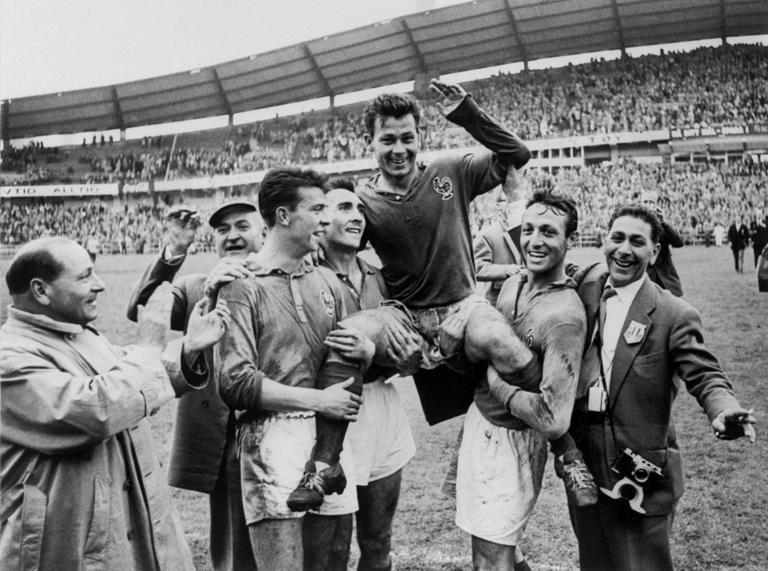 l'attaquant fran&ccedil;ais Just Fontaine est port&eacute; en triomphe par ses co&eacute;quipiers Yvon Douis, Andr&eacute; Lerond et Jean Vincent (de G &agrave; D) apr&egrave;s avoir marqu&eacute; 4 buts contre l'Allemagne, le 28 juin 1958 &agrave; G&ouml;teborg, lors du match comptant pour la 3e place de la Coupe du monde de football. La France a battu l'Allemagne 6 buts &agrave; 3. Au cours de la comp&eacute;tition, Just Fontaine a marqu&eacute; 13 buts, &eacute;tablissant un nouveau record pour une seule Coupe du monde. ..French forward Just Fontaine is carried off the field by his teammates (from L) Yvon Douis, Andre Lerond and Jean Vincent after scoring four goals against West Germany 28 June 1958 in G&ouml;teborg during the Soccer World Cup match for 3rd place. France beat West Germany 6-3 with the help of Fontaine, who finished the tournament with 13 goals, the most-ever scored in one World Cup. (Photo credit should read STAFF/AFP via Getty Images)