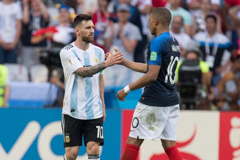 Lionel MESSI (li., ARG) gibt Kylian MBAPPE (FRA) anch dem Schlusspfiff die Hand, Handschlag, frustriert, Frust, gefrustet, enttaeuscht, entt&auml;uscht, Entt&auml;uschung, Enttaeuschung, traurig, halbe Figur, Halbfigur, Gestik, Geste, Frankreich (FRA) - Argentinien (ARG) 4:3, Achtelfinale, Spiel 50, am 30.06.2018 in Kasan; Fussball Weltmeisterschaft 2018 in Russland vom 14.06. - 15.07.2018. &Acirc; *** Lionel MESSI li ARG gives Kylian MBAPPE FRA at the final whistle the hand Handshake frustrated Frustration frustrated disappointed disappointed disappointment disappointment sad half figure half-length Gesture gesture France FRA Argentina ARG 4 3 Eighth finals match 50 on 30 06 2018 in Kazan Football World Cup 2018 in Russia from 14 06 15 07 2018 &Acirc;  